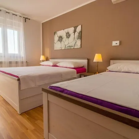 Apartment In Mit Terrasse, Grill Und Garten Selce