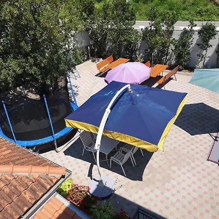 In Mit Terrasse, Grill Und Garten Selce